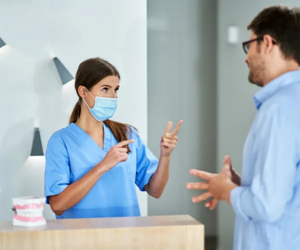 Échange entre une assistante dentaire et un patient : accueil et situations difficiles en santé